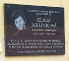 Pamätná tabuľa K. Jarunkovej na jej rodnom dome na Červenej Skale Pamätná tabuľa K. Jarunkovej na jej rodnom dome na Červenej Skale